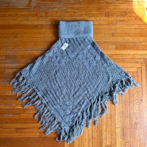 BNWT Grey Knit Poncho - Picture 2 of 2